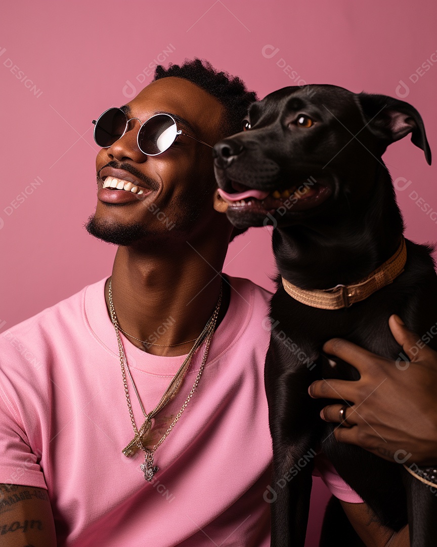 Homem negro com seu cachorro acariciando seu cachorro em um fundo bronzeado
