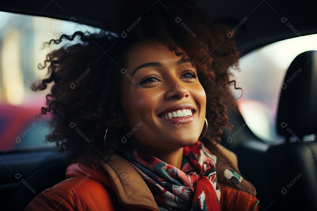 Senhora atraente retrato sorrindo dirigindo no carro imagem de mulheres jovens