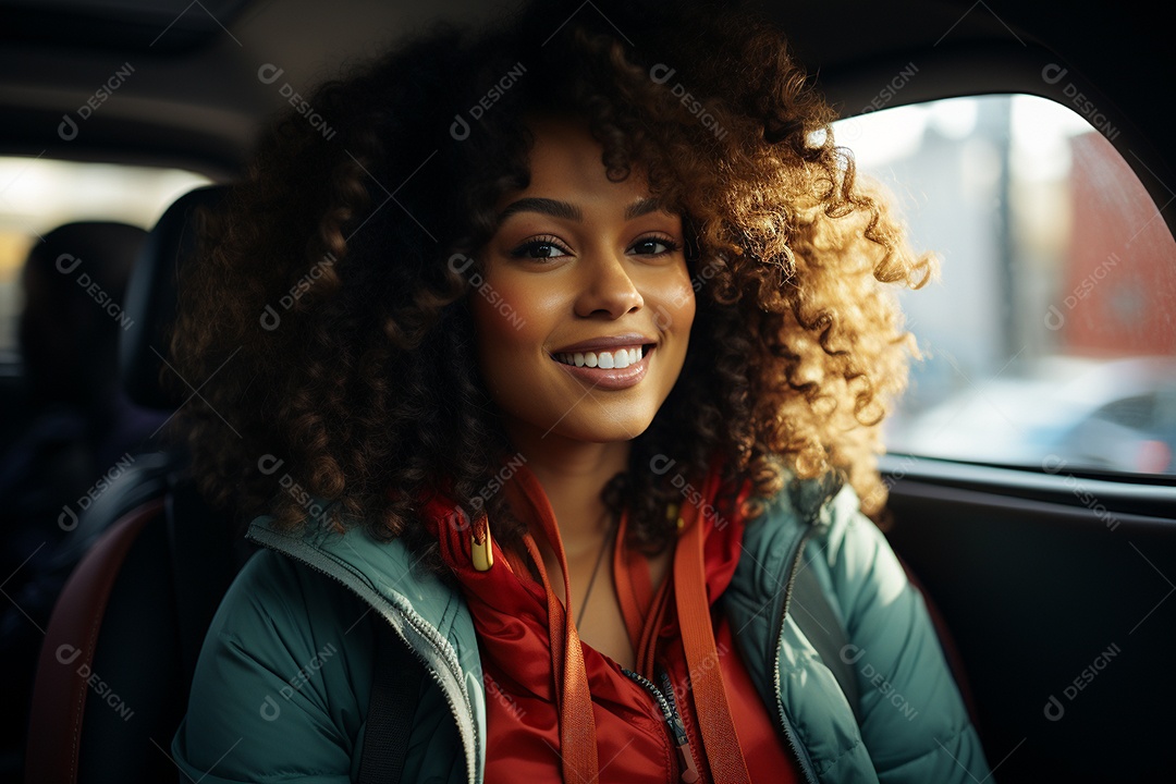 Senhora atraente retrato sorrindo dirigindo no carro imagem de mulheres jovens