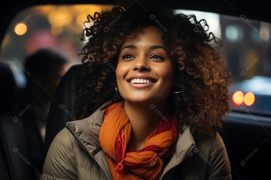 Senhora atraente retrato sorrindo dirigindo no carro imagem de mulheres jovens