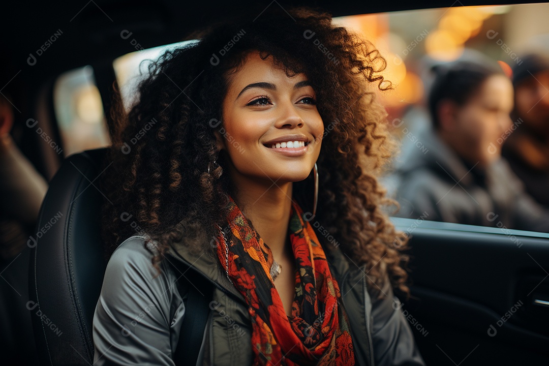 Senhora atraente retrato sorrindo dirigindo no carro imagem de mulheres jovens