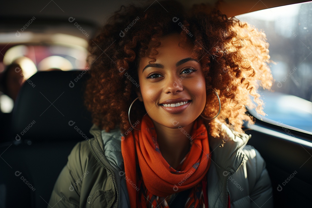 Senhora atraente retrato sorrindo dirigindo no carro imagem de mulheres jovens