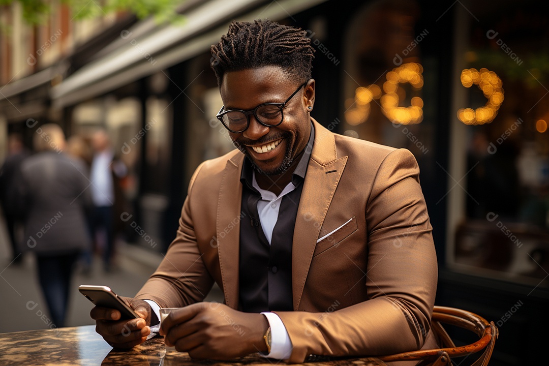 Lindo um homem de negócios negro usando seu smartphone do lado de fora