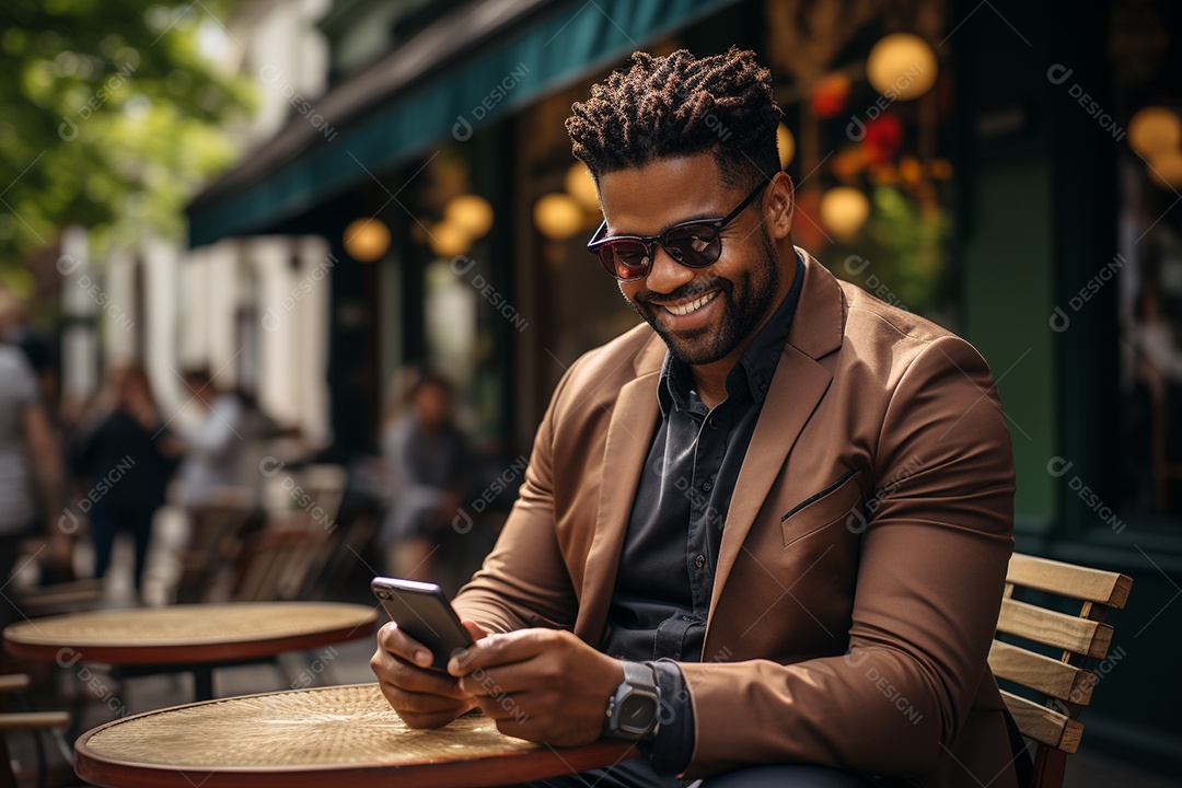 Lindo um homem de negócios negro usando seu smartphone do lado de fora