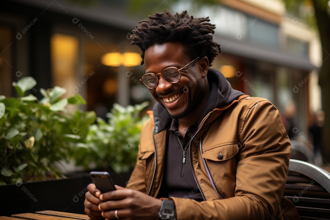 Lindo um homem de negócios negro usando seu smartphone do lado de fora