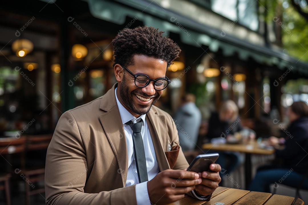Lindo um homem de negócios negro usando seu smartphone do lado de fora