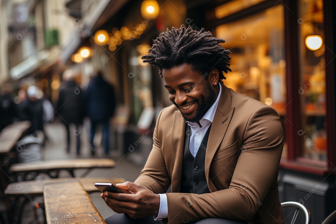 Lindo um homem de negócios negro usando seu smartphone do lado de fora