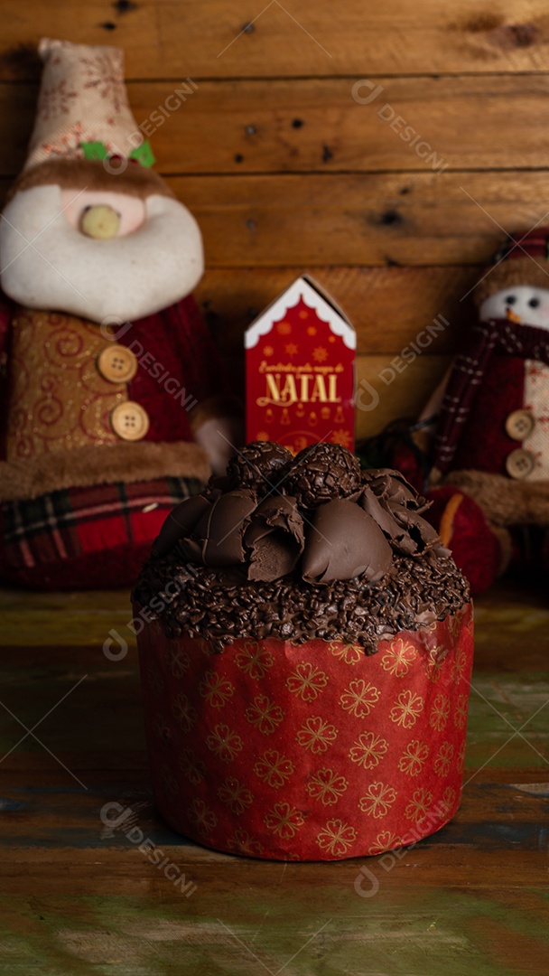 Panetone gourmet trufado conceito de natal sobre mesa de madeira