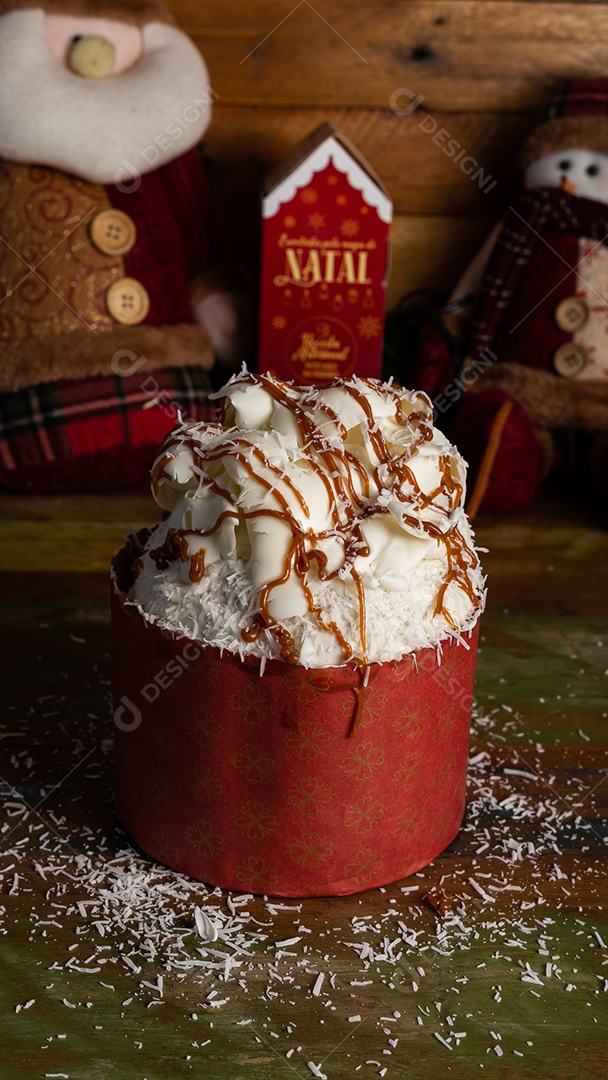 Panetone gourmet trufado conceito de natal sobre mesa de madeira