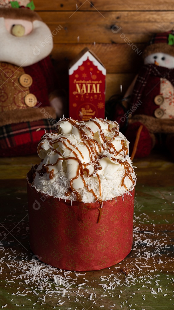 Panetone gourmet trufado conceito de natal sobre mesa de madeira