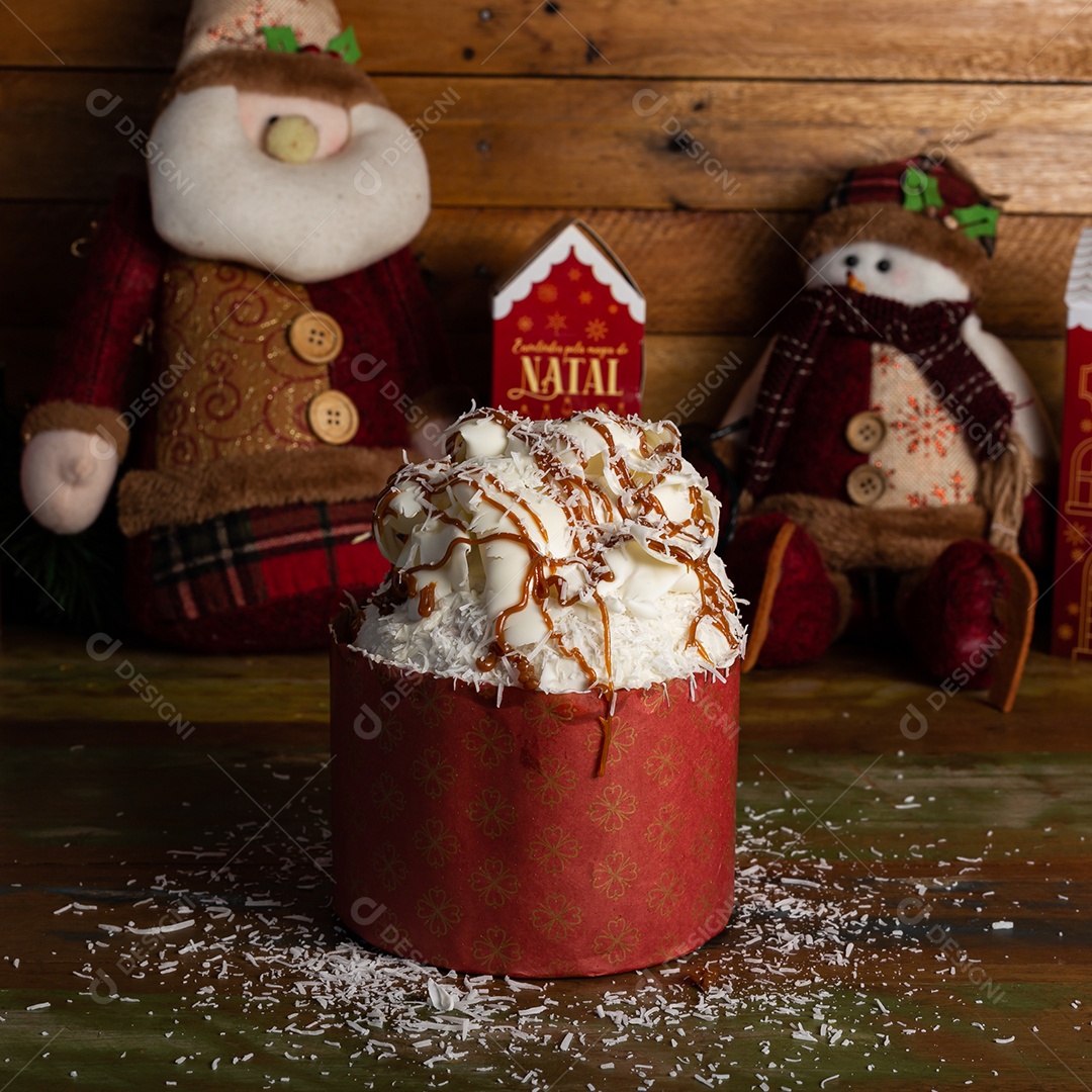 Panetone gourmet trufado conceito de natal sobre mesa de madeira