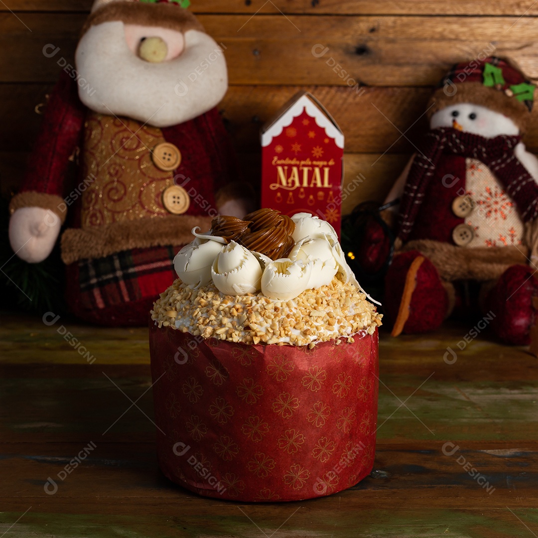 Panetone gourmet trufado conceito de natal sobre mesa de madeira