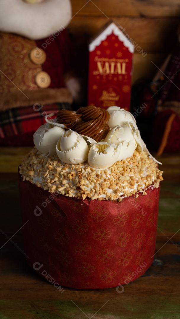 Panetone gourmet trufado conceito de natal sobre mesa de madeira