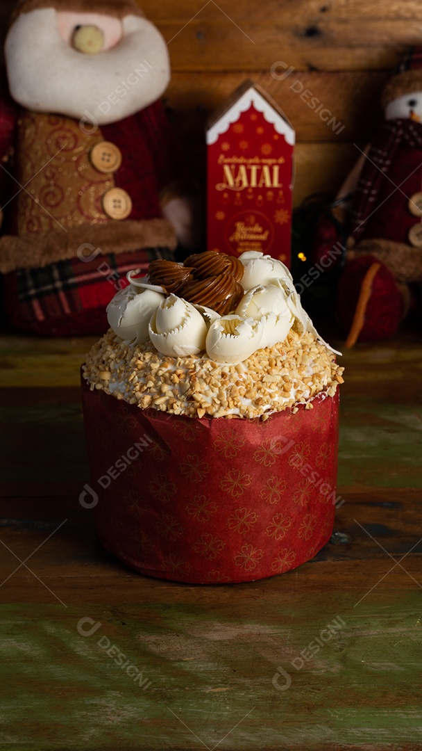 Panetone gourmet trufado conceito de natal sobre mesa de madeira