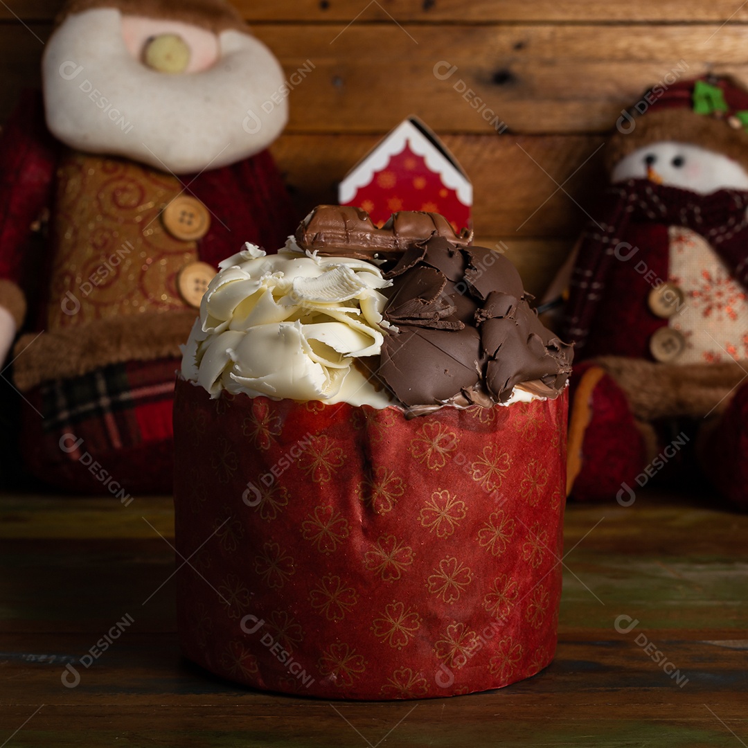 Panetone gourmet trufado conceito de natal sobre mesa de madeira