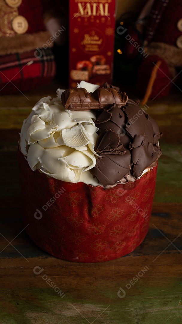 Panetone gourmet trufado conceito de natal sobre mesa de madeira