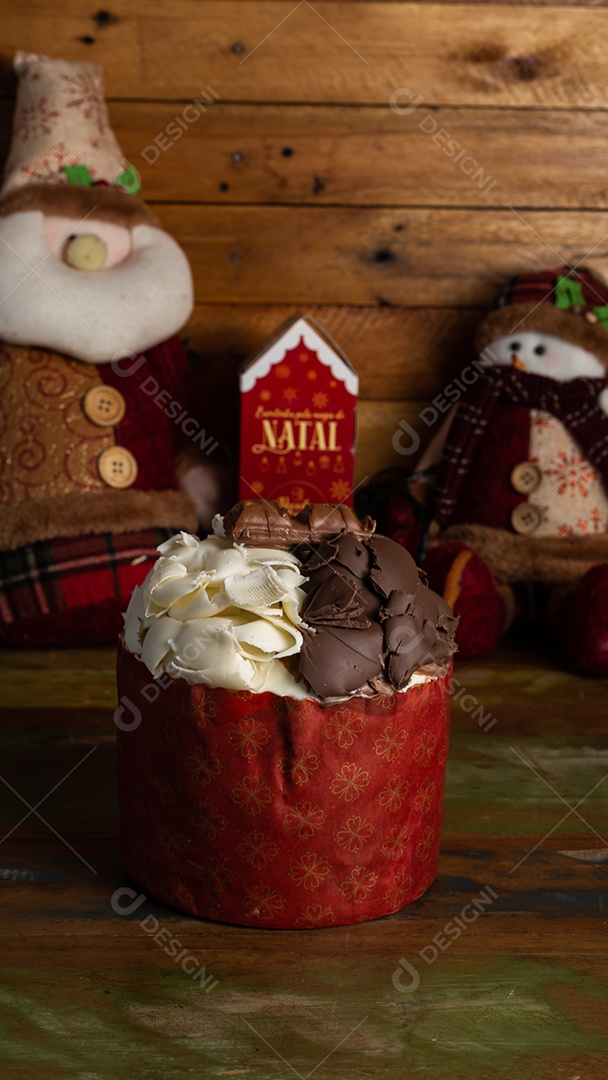 Panetone gourmet trufado conceito de natal sobre mesa de madeira