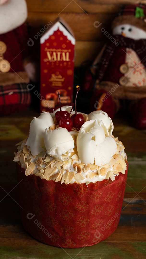 Panetone gourmet trufado conceito de natal sobre mesa de madeira