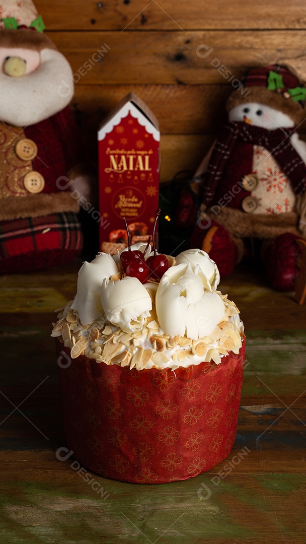 Panetone gourmet trufado conceito de natal sobre mesa de madeira