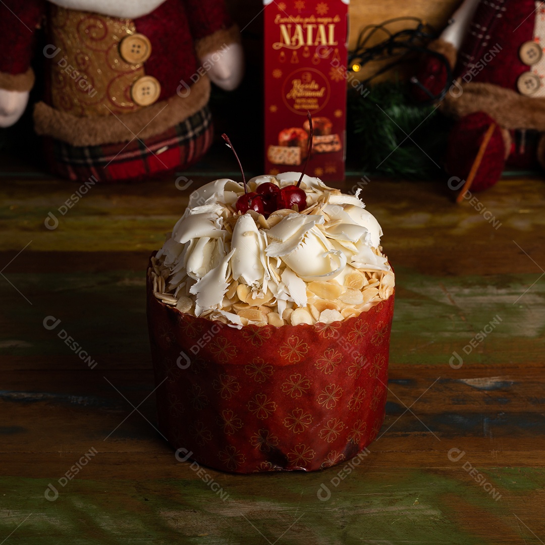 Panetone gourmet trufado conceito de natal sobre mesa de madeira