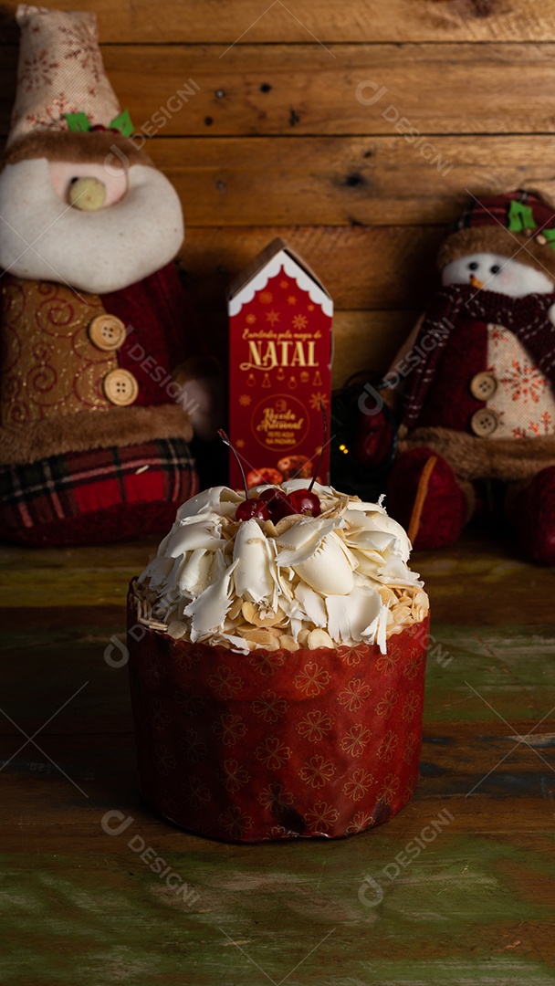 Panetone gourmet trufado conceito de natal sobre mesa de madeira