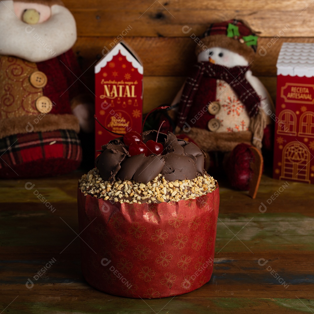 Panetone gourmet trufado conceito de natal sobre mesa de madeira