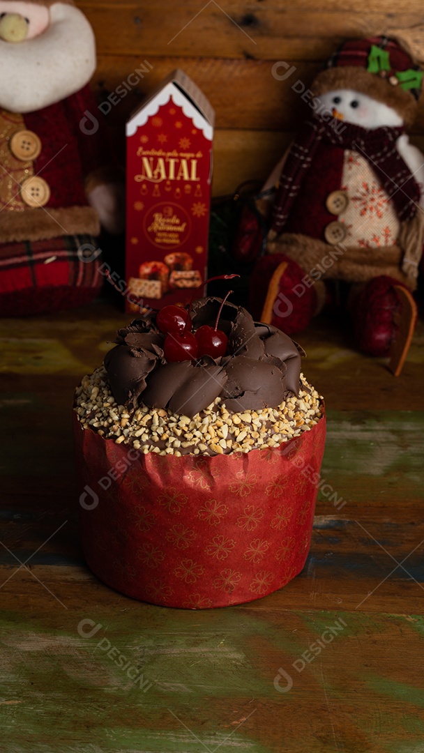 Panetone gourmet trufado conceito de natal sobre mesa de madeira