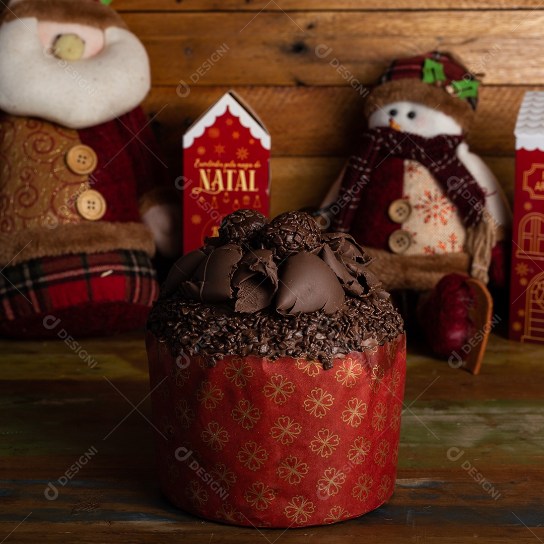 Panetone gourmet trufado conceito de natal sobre mesa de madeira