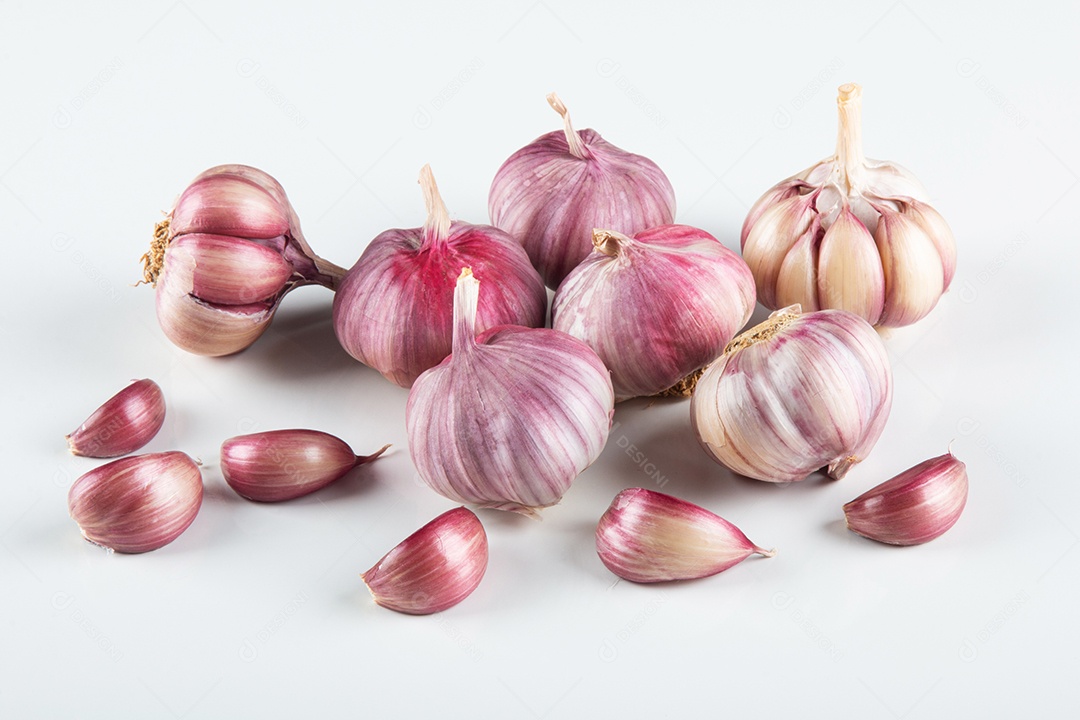 Vários alhos sobre fundo branco