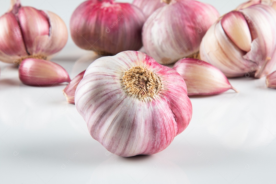 Closeup dente de alho e bulbo isolado em fundo branco..