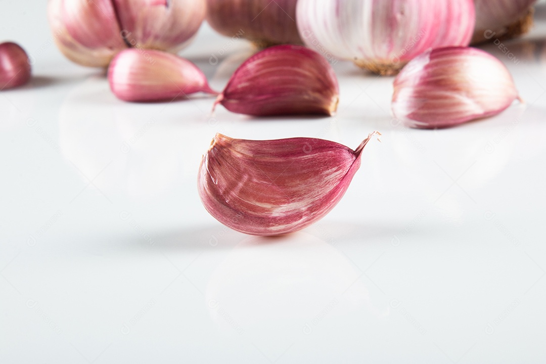 Closeup dente de alho e bulbo isolado em fundo branco..