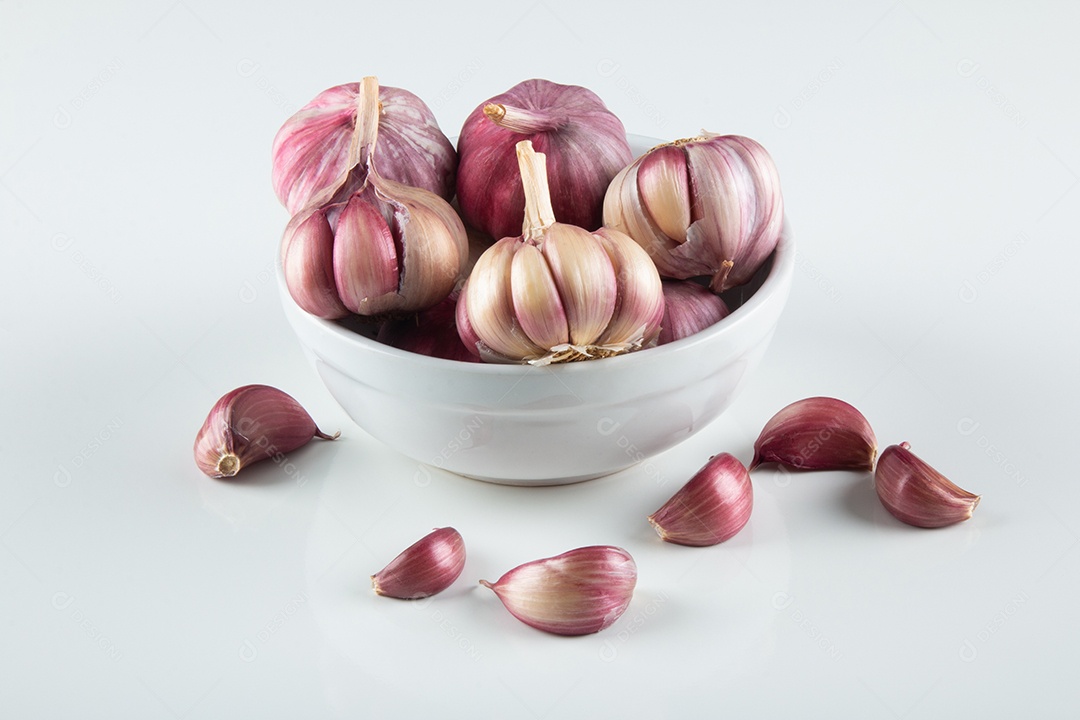 Closeup dente de alho e bulbo isolado em fundo branco..
