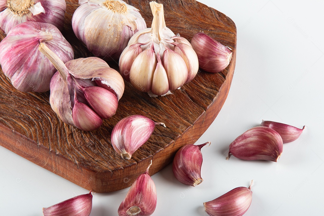 Closeup dente de alho e bulbo isolado em fundo branco..