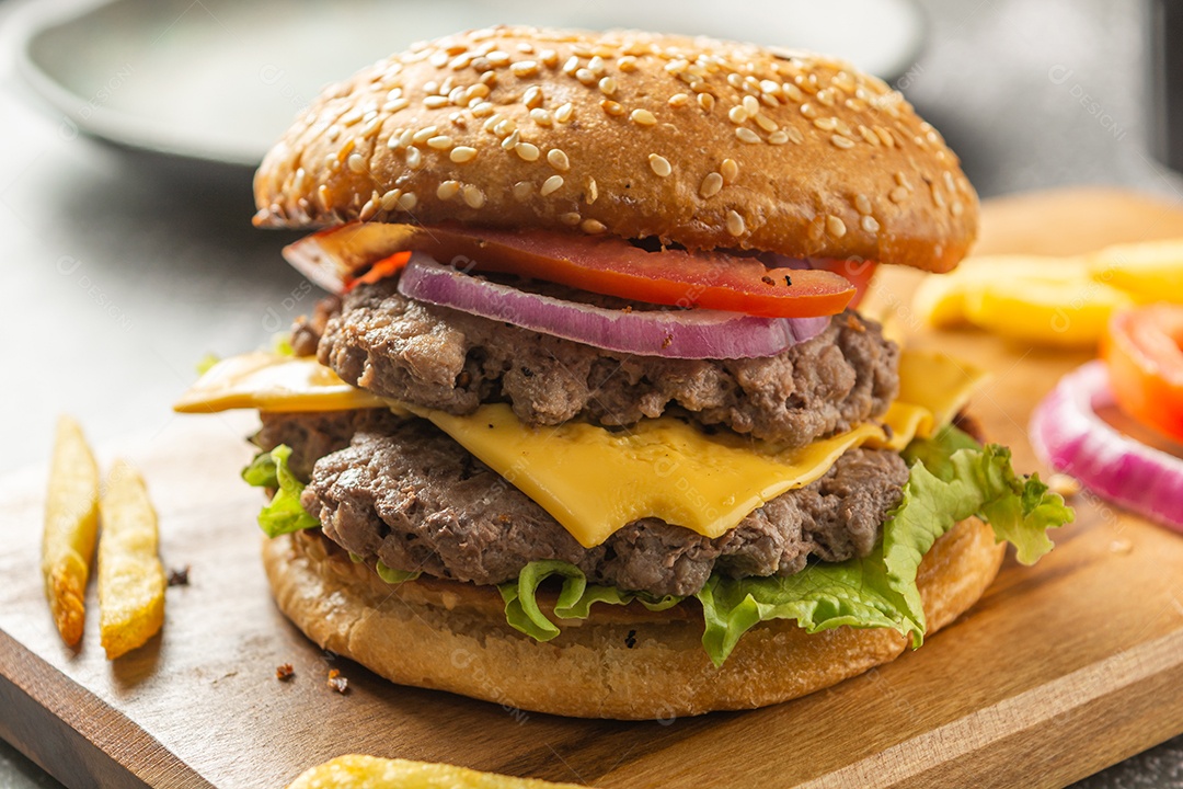 Hambúrguer caseiro com duas carnes, queijo, alface, tomate e cebolae