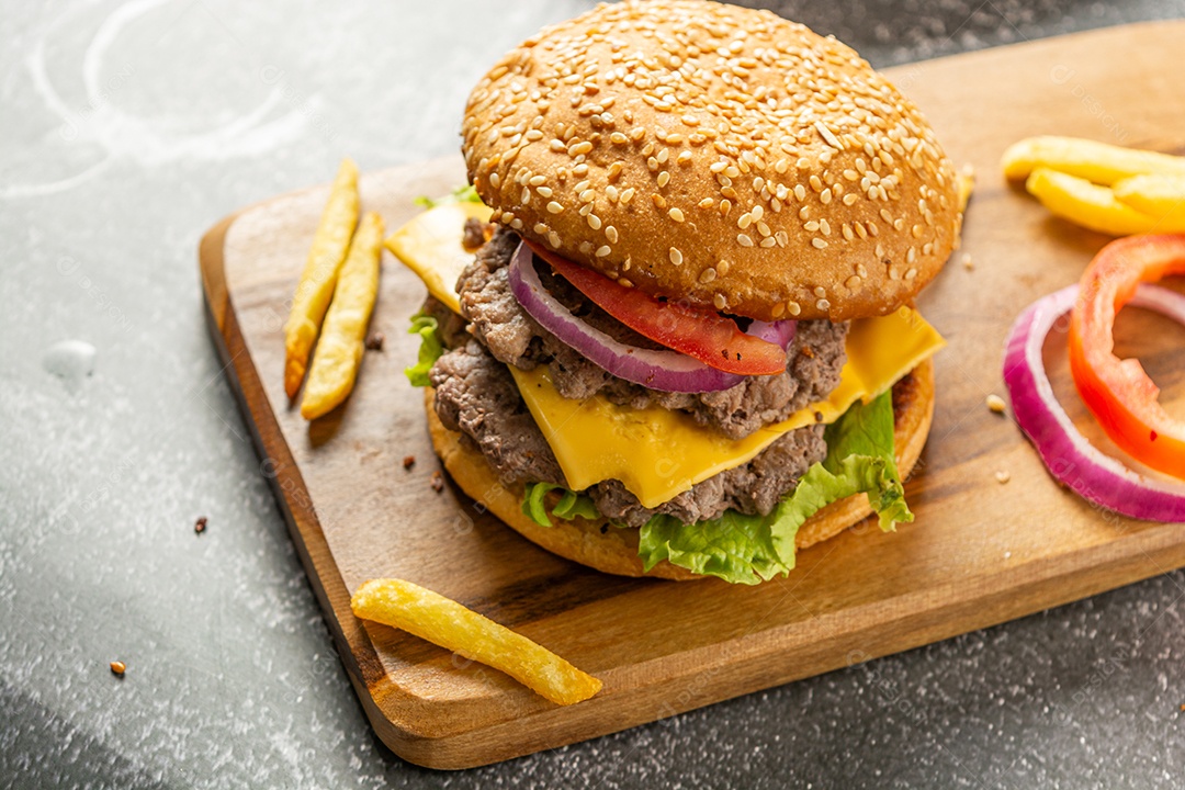 Hambúrguer caseiro com duas carnes, queijo, alface, tomate e cebola
