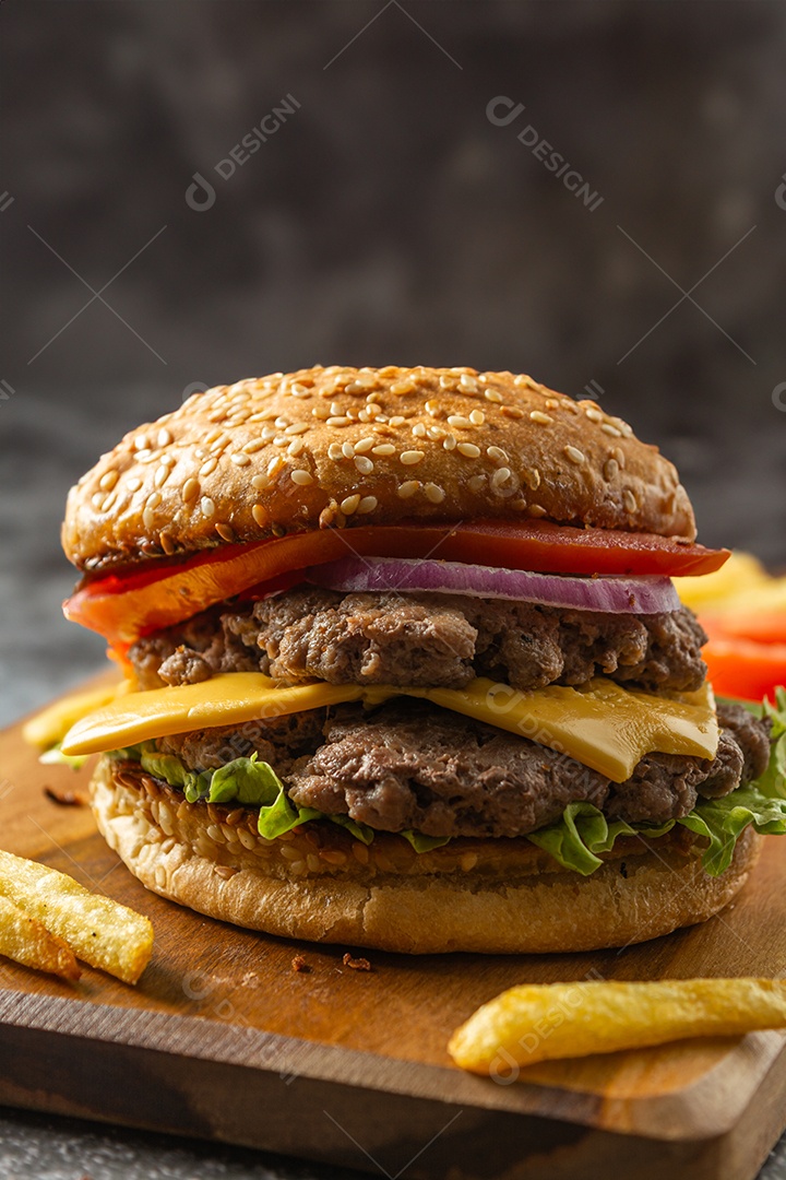 Hambúrguer caseiro com duas carnes, queijo, alface, tomate e cebola