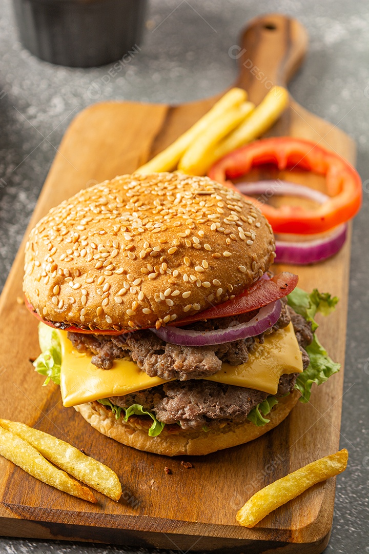 Hambúrguer caseiro com duas carnes, queijo, alface, tomate e cebola