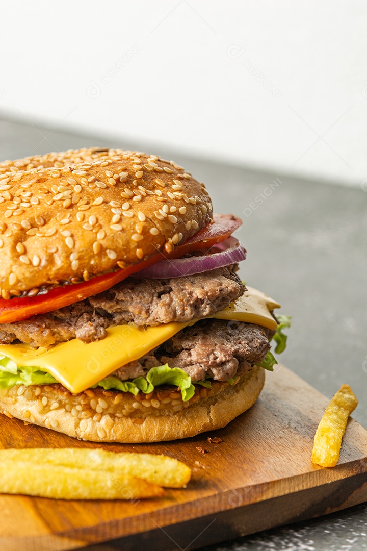 Hambúrguer caseiro com duas carnes, queijo, alface, tomate e cebola