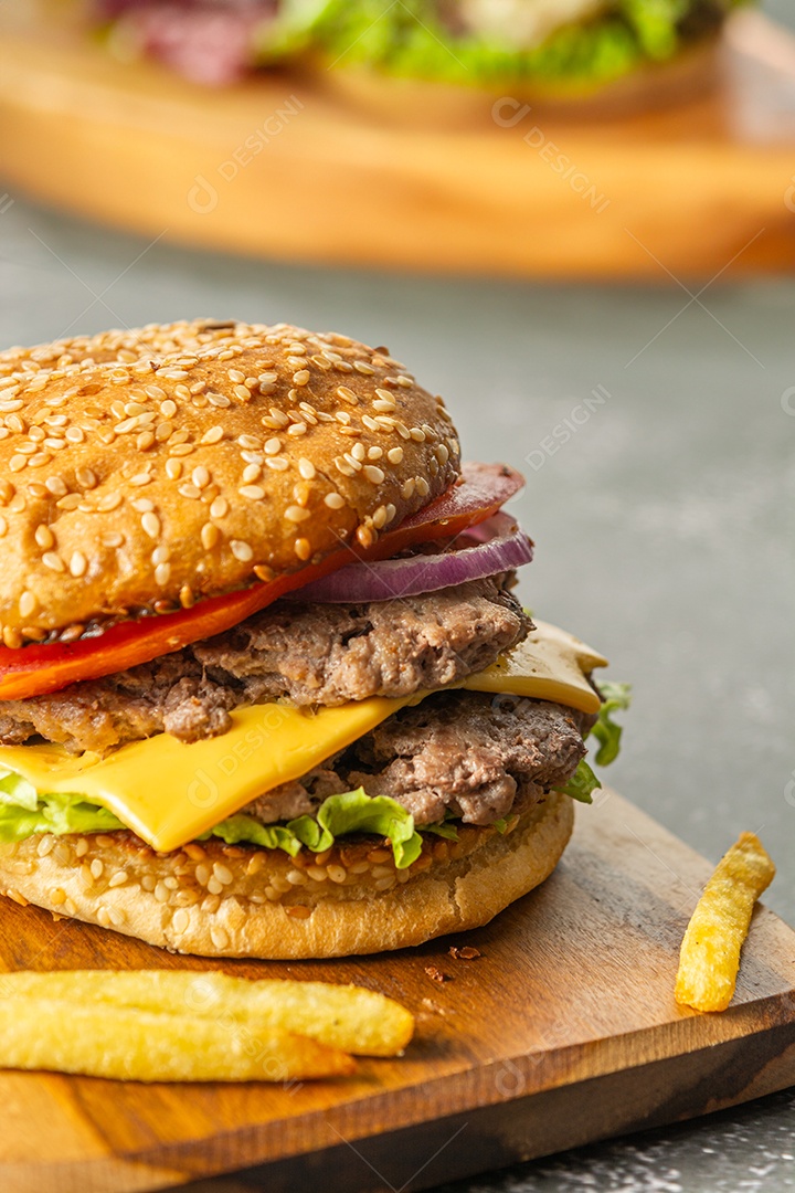 Hambúrguer caseiro com duas carnes, queijo, alface, tomate e cebola