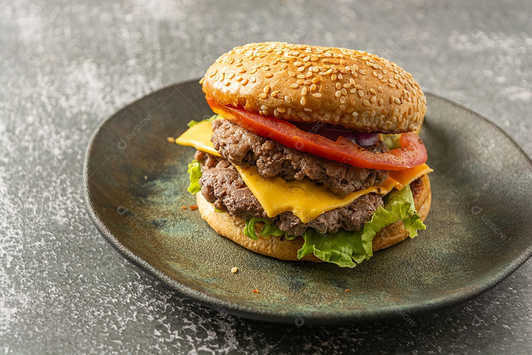 Hambúrguer caseiro com duas carnes, queijo, alface, tomate e cebola