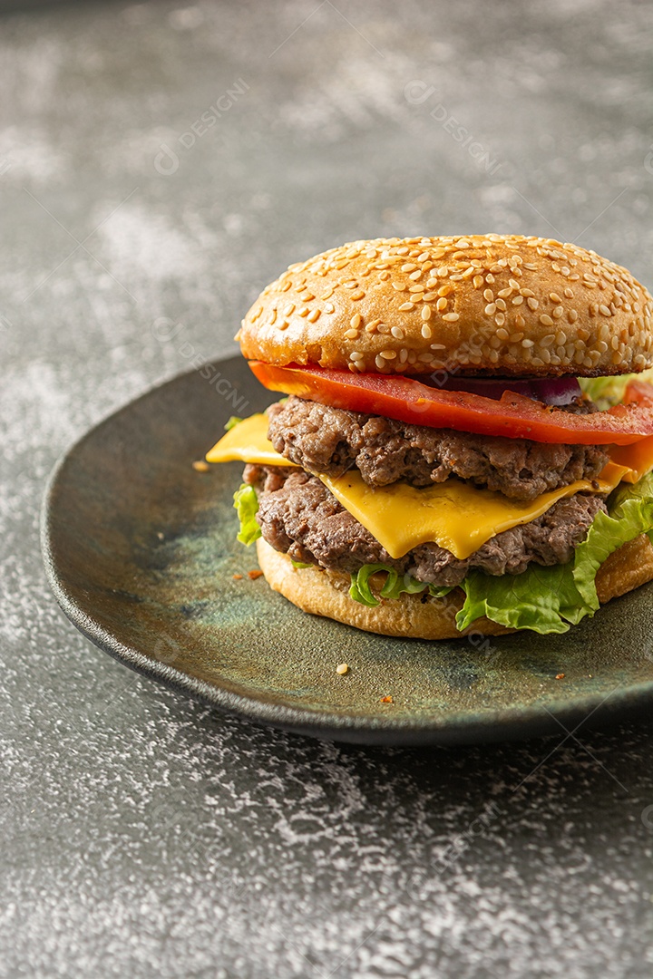 Hambúrguer caseiro com duas carnes, queijo, alface, tomate e cebola