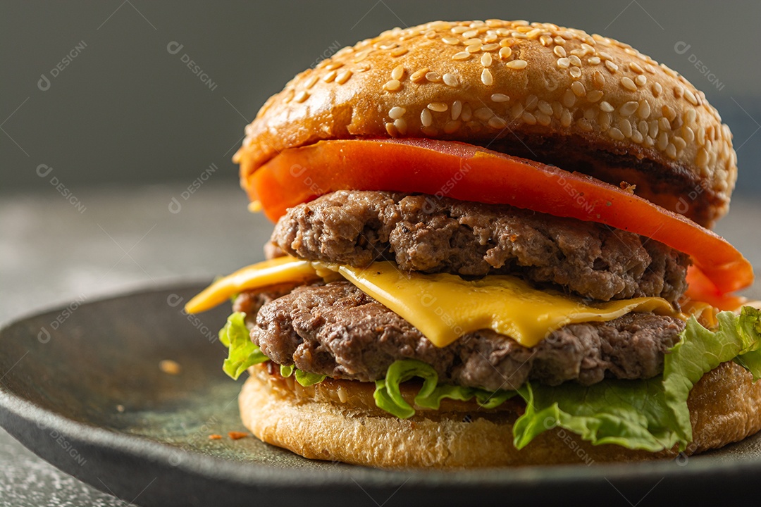 Hambúrguer caseiro com duas carnes, queijo, alface, tomate e cebola