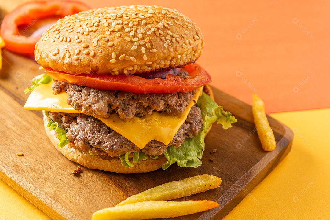 Hambúrguer caseiro com duas carnes, queijo, alface, tomate e cebola