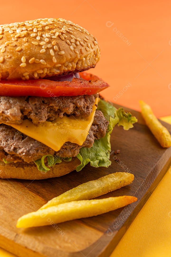 Hambúrguer caseiro com duas carnes, queijo, alface, tomate e cebola