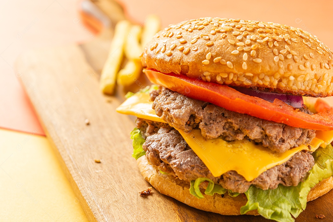 Hambúrguer caseiro com duas carnes, queijo, alface, tomate e cebola