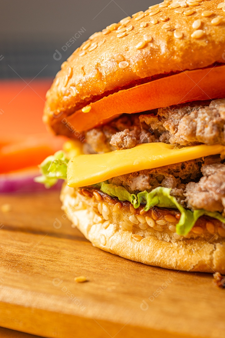 Hambúrguer caseiro com duas carnes, queijo, alface, tomate e cebola