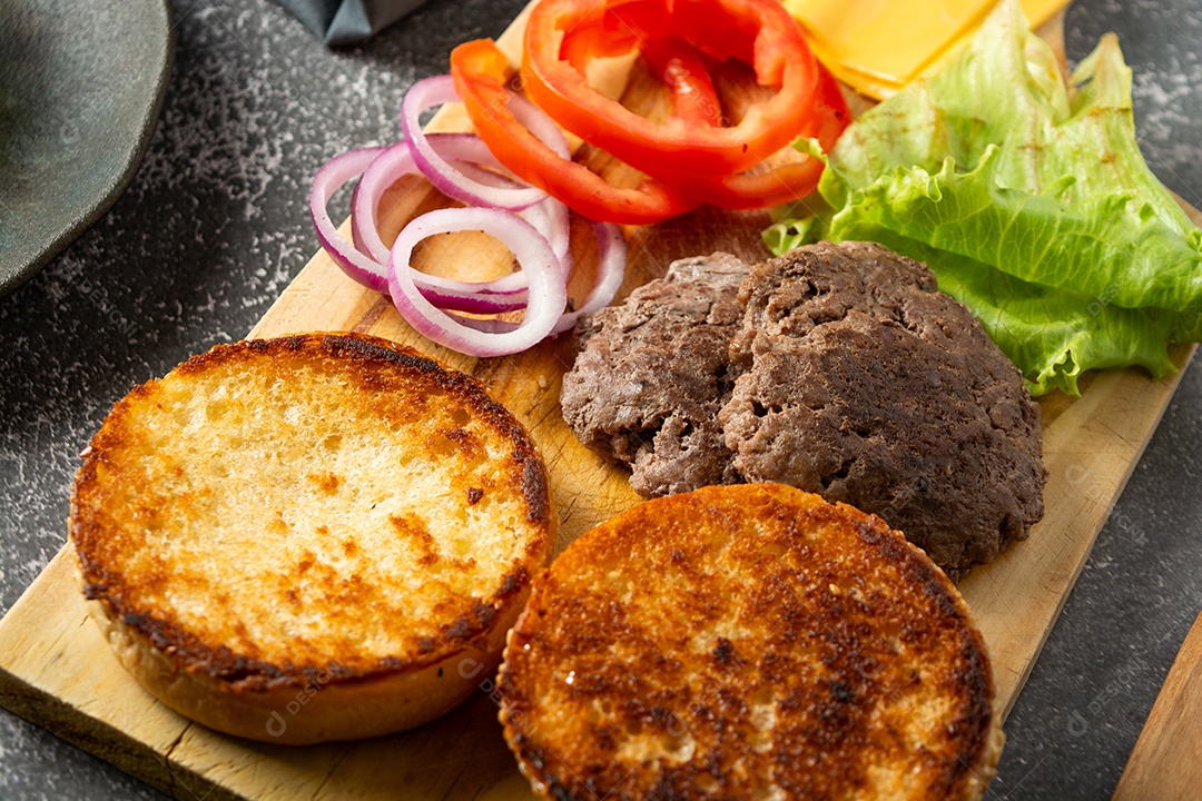 Ingredientes frescos prontos para montagem de hambúrguer caseiro