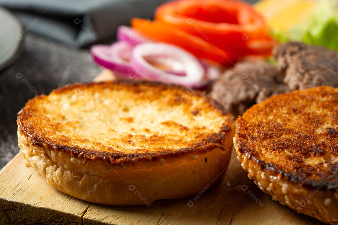 Ingredientes frescos prontos para montagem de hambúrguer caseiro