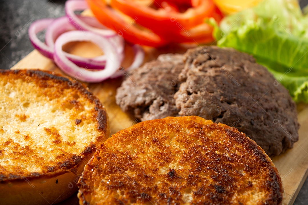 Ingredientes frescos prontos para montagem de hambúrguer caseiro