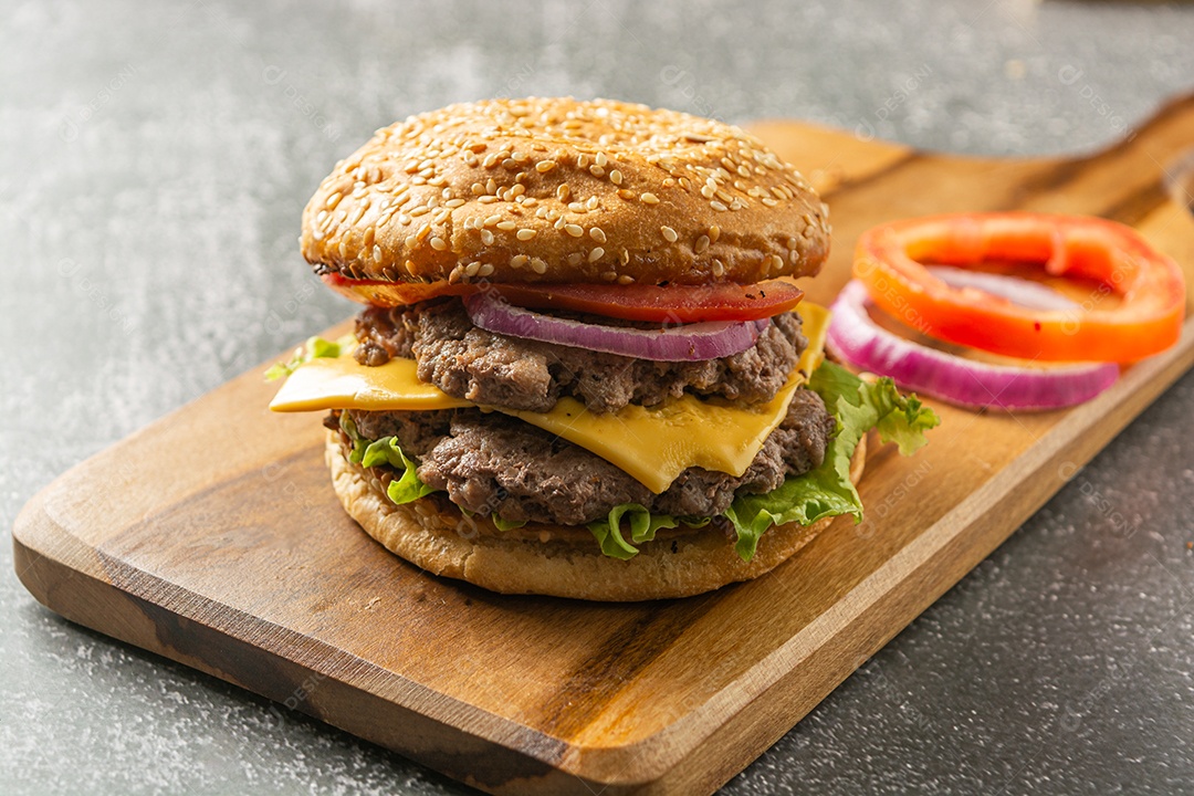 Hambúrguer caseiro com duas carnes, queijo, alface, tomate e cebola